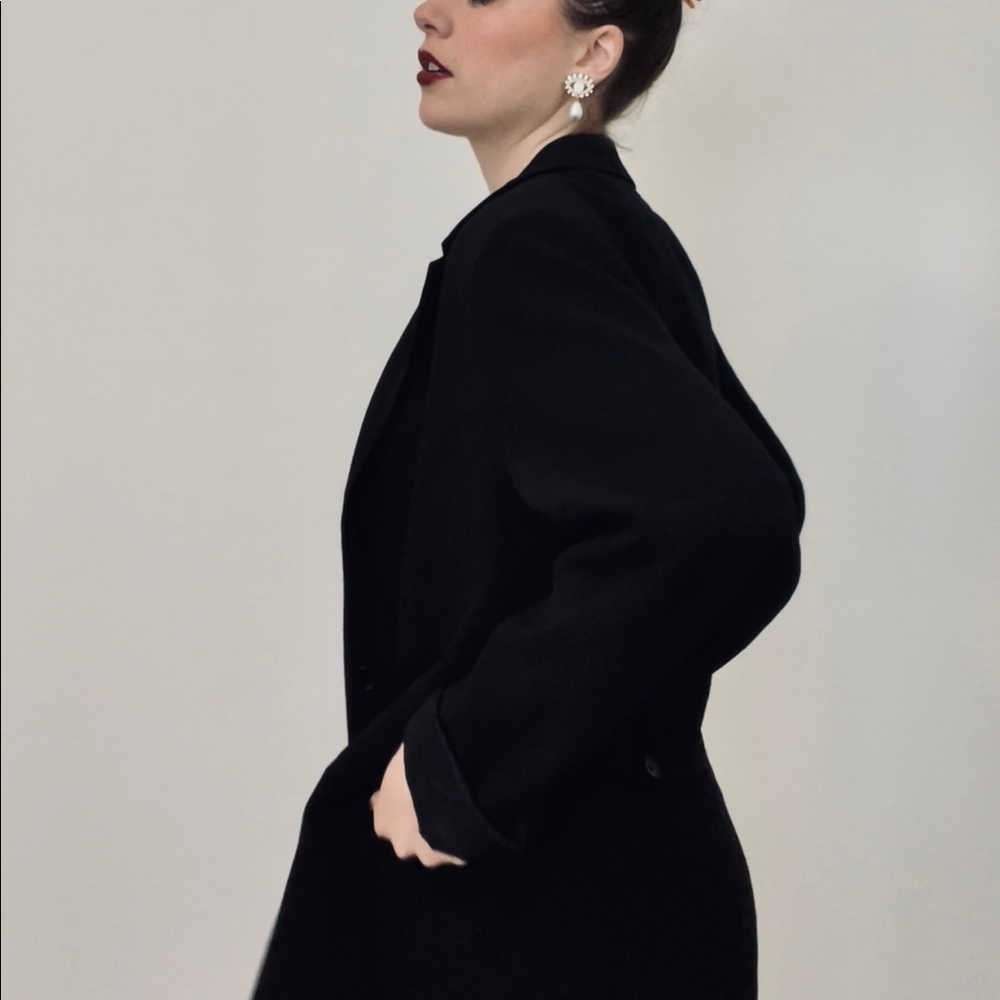 women’s oversized vintage blazer. model is 5’8” and size 6